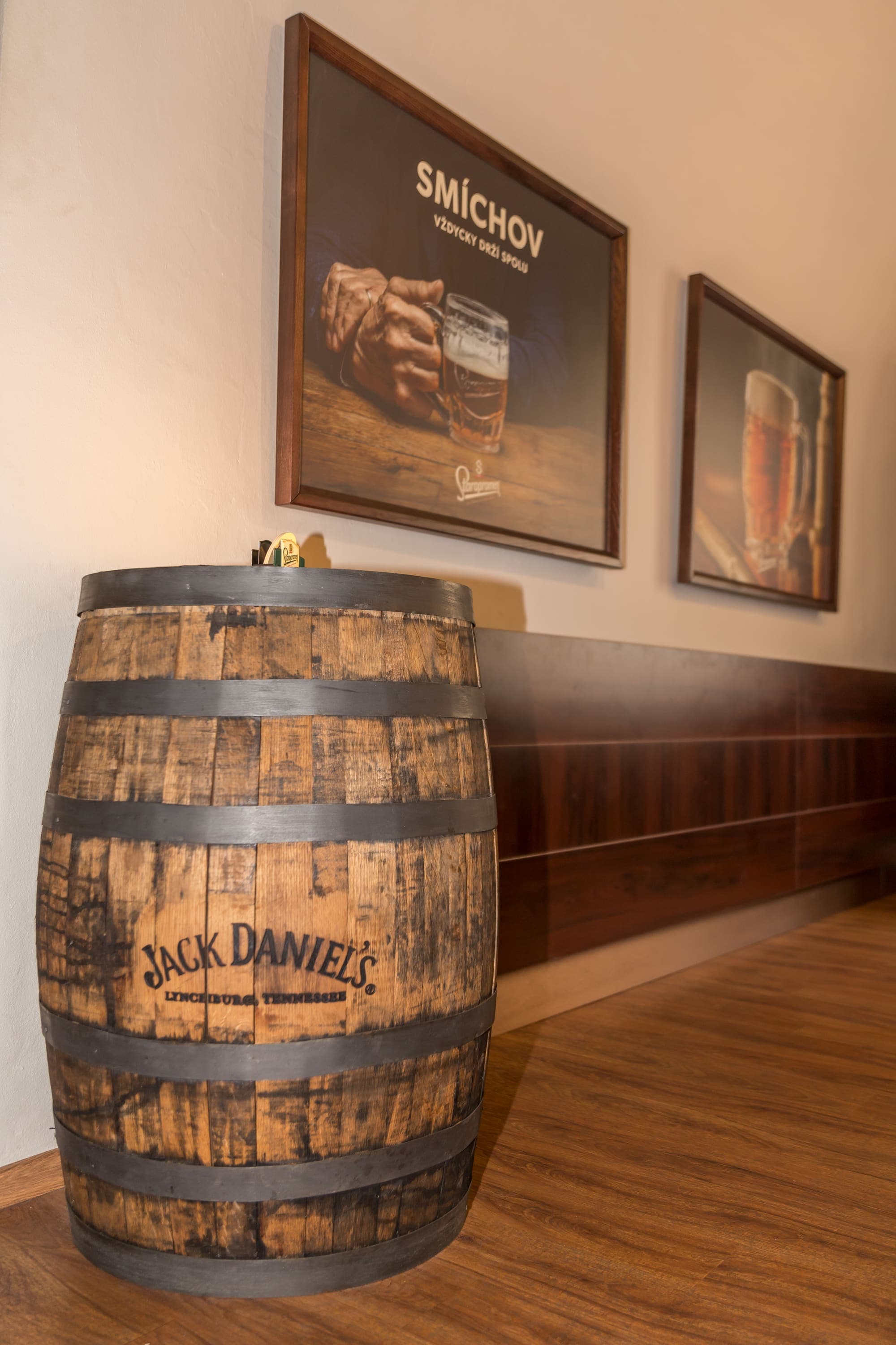 Sud Jack Daniel's s plakáty Staropramen na zdi