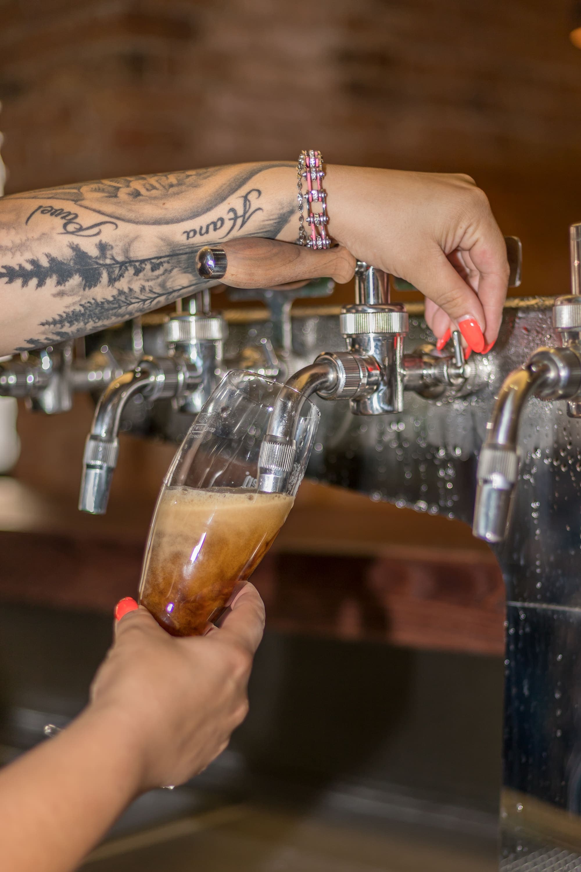 Barman čepuje tmavý Staropramen z výčepu