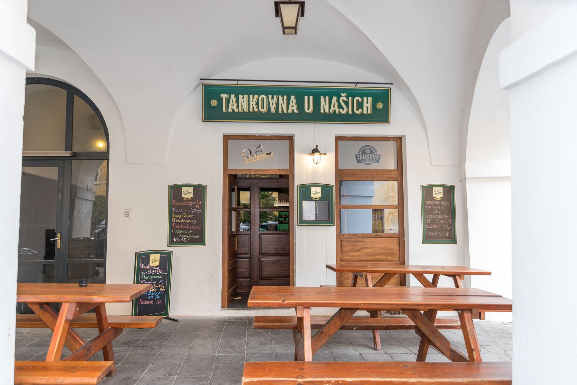Vstup do Tankovny U Našich pod arkádami jičínského náměstí